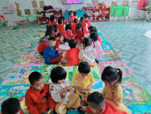 hoạt động trải nghiệm Bé vui đón tết lớp nhỡ B