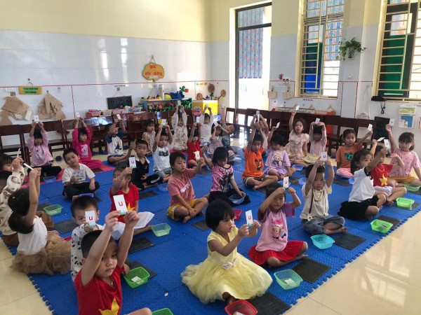 hoạt động bé làm quen chữ cái lớp lớn c