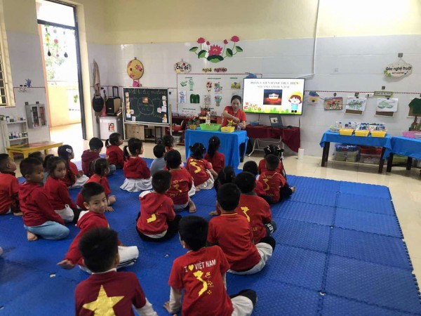 HOẠT ĐỘNG TRÃI NGHIỆM LÀM ĐÈN DẦU MÙA MƯA BÃO