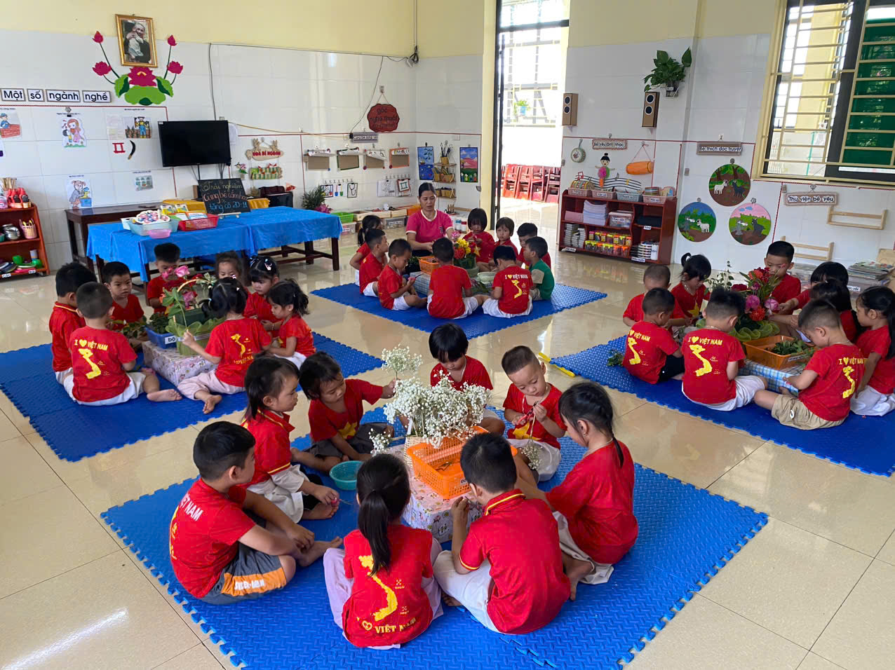 cô cùng trẻ cắm hoa 20 11