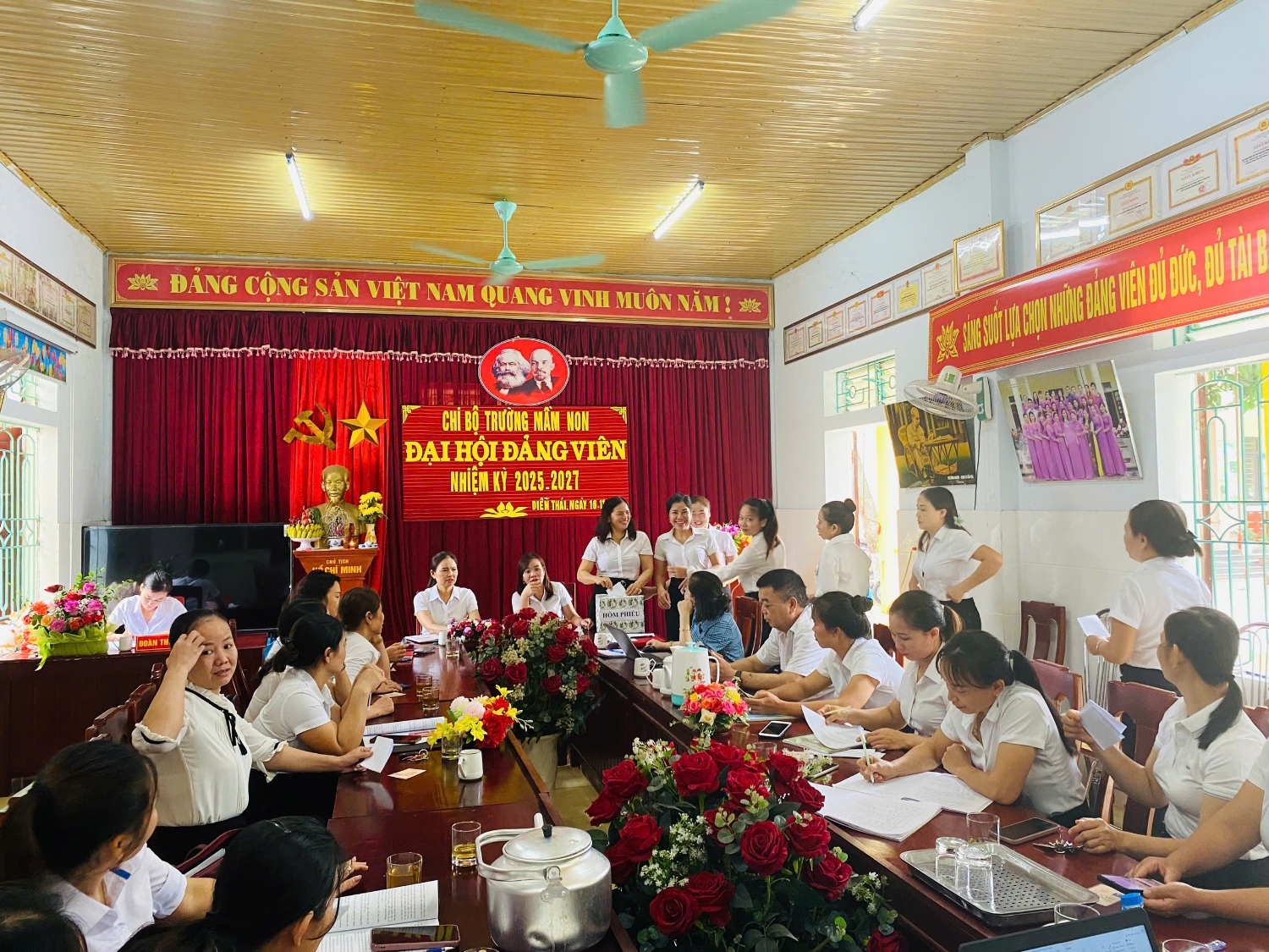 lựu chọn bỏ phiếu bầu ban chi ủy