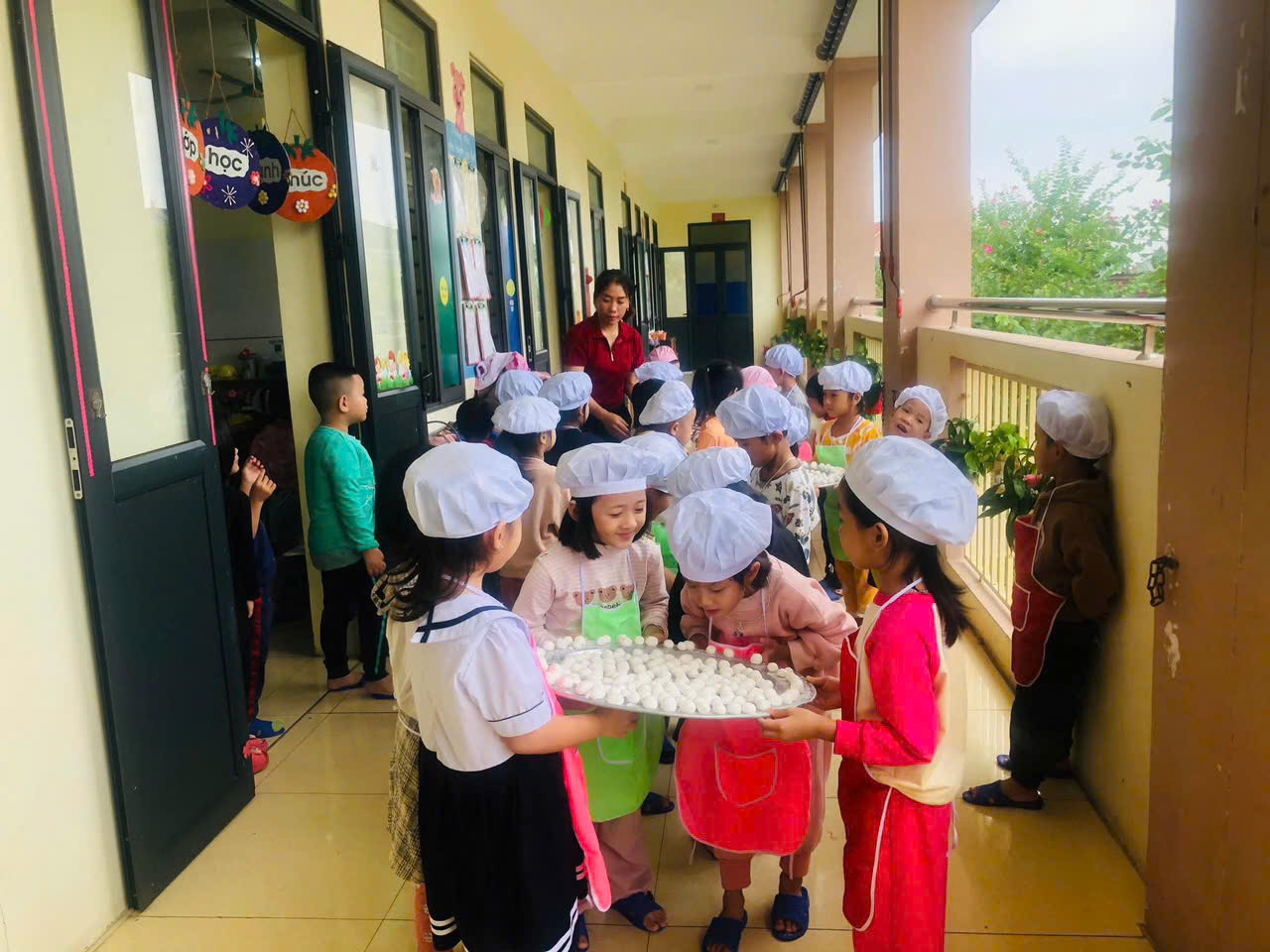 Hoạt động trãi nghiệm làm bánh lớp lớn c